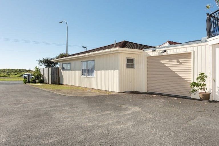 Photo of property in 1/1004 Papamoa Beach Road, Papamoa Beach, Papamoa, 3118