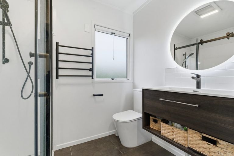 Photo of property in 17 Buisson Glade, West Harbour, Auckland, 0618