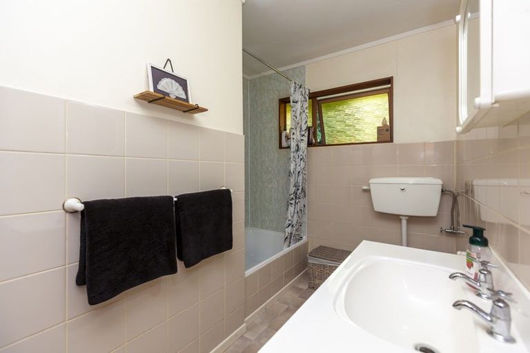 Photo of property in 30a Kakariki Grove, Waikanae, 5036