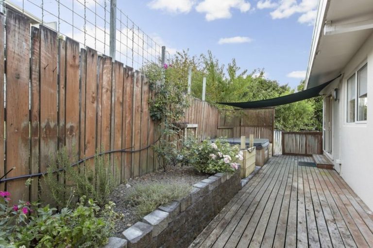 Photo of property in 22 Whangaparaoa Road, Red Beach, 0932