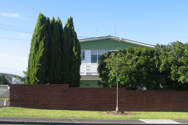 Photo of property in 81 Pupuke Road, Northcote, Auckland, 0627