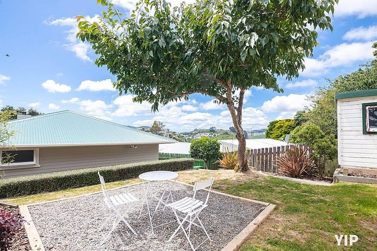 Photo of property in 58 Catherine Crescent, Paparangi, Wellington, 6037