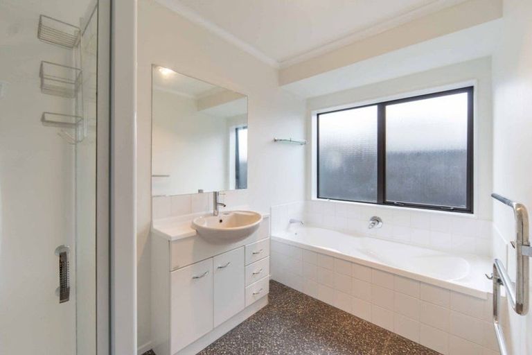 Photo of property in 16 Ravenscourt Place, Huntington, Hamilton, 3210