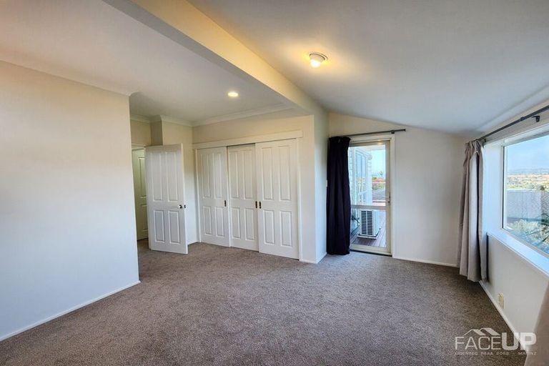 Photo of property in 4 Worthington Place, West Harbour, Auckland, 0618