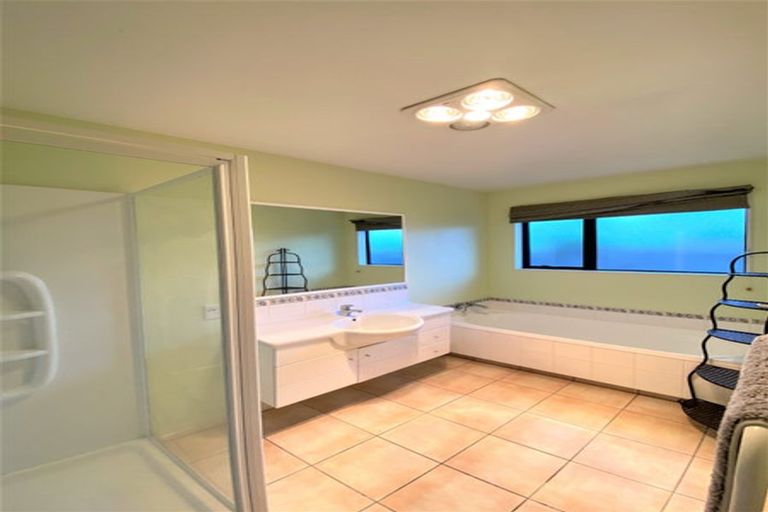 Photo of property in 8 Amdale Avenue, Broomfield, Christchurch, 8042