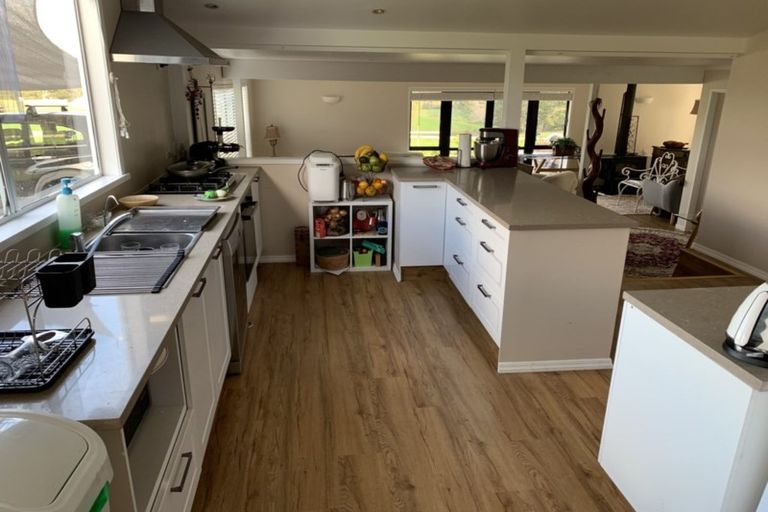 Photo of property in 63 Tawa Road, Kumeu, 0891