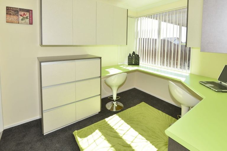 Photo of property in 10 Lupetti Rise, West Harbour, Auckland, 0618