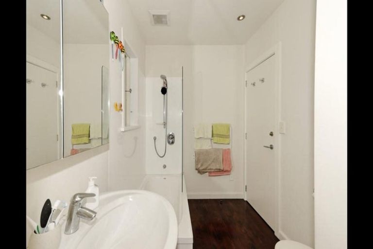 Photo of property in 24 Matipo Road, Te Atatu Peninsula, Auckland, 0610