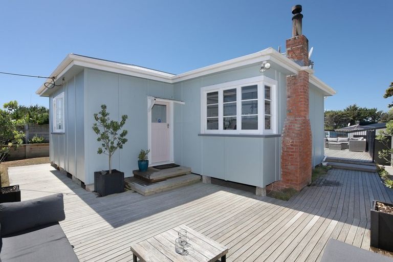 Photo of property in 21 Signal Street, Foxton Beach, Foxton, 4815