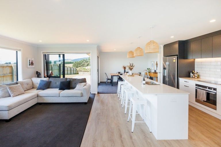 Photo of property in 50 Atlantic Drive, Fitzherbert, Palmerston North, 4410