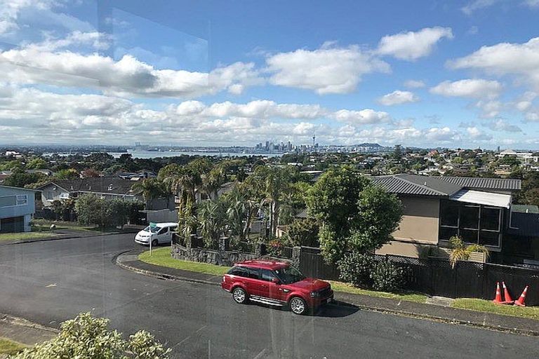 Photo of property in 1/1 Kaihu Street, Northcote, Auckland, 0627