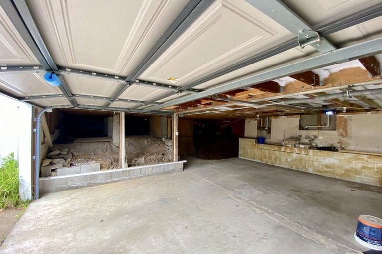 Photo of property in 229 Wairau Road, Totara Vale, Auckland, 0627