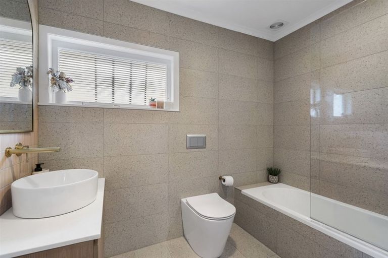 Photo of property in 2/232 East Coast Road, Forrest Hill, Auckland, 0620