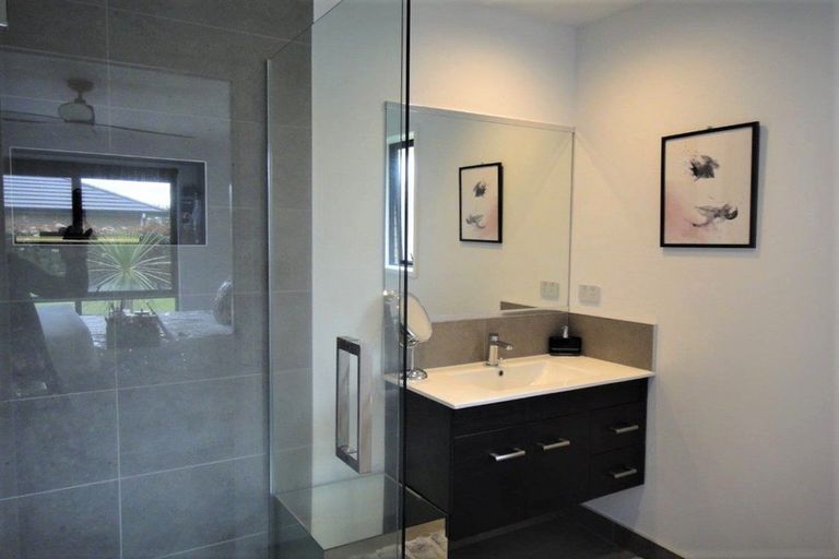 Photo of property in 16 Roto View, One Tree Point, 0118