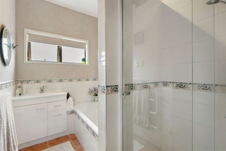 Photo of property in 1/10 Kiteroa Terrace, Rothesay Bay, Auckland, 0630