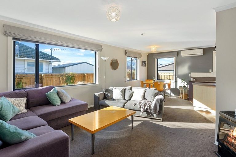 Photo of property in 32 Farquhars Road, Redwood, Christchurch, 8051