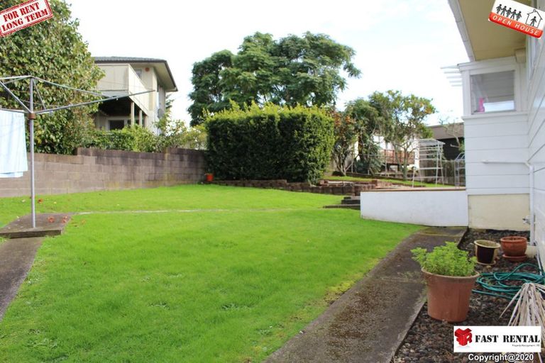 Photo of property in 21 Chivalry Road, Glenfield, Auckland, 0629