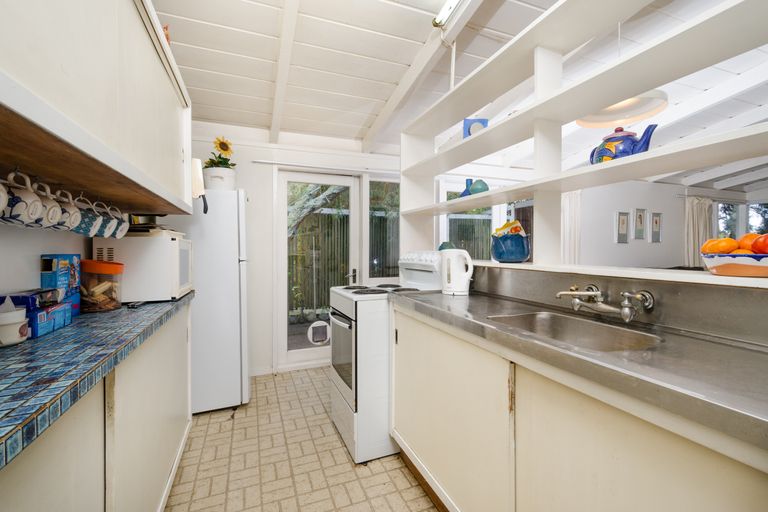 Photo of property in 64 Tiroroa Avenue, Te Atatu South, Auckland, 0610