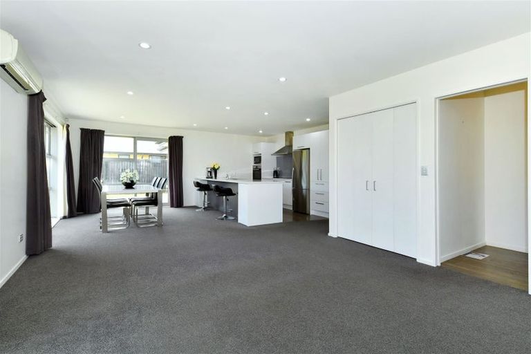 Photo of property in 8 Oakdene Place, Halswell, Christchurch, 8025