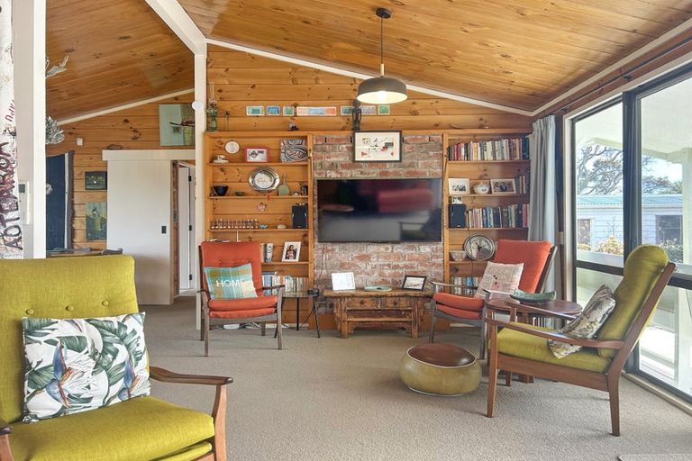 Photo of property in 1a Field Way, Waikanae Beach, Waikanae, 5036