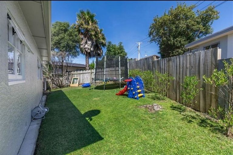 Photo of property in 1/65 Eskdale Road, Birkdale, Auckland, 0626