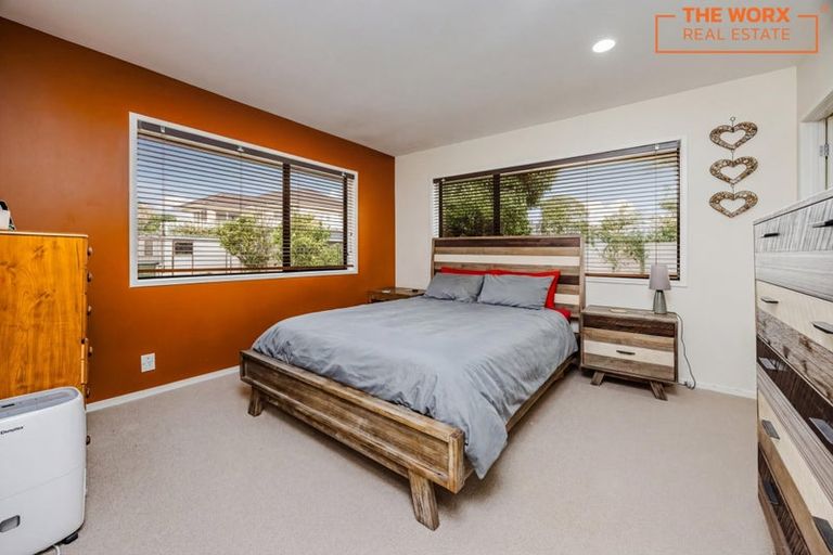 Photo of property in 22 Gillard Place, Eastern Beach, Auckland, 2012