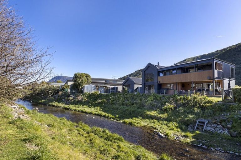 Photo of property in 15 Beach Road, Waikawa, Picton, 7220
