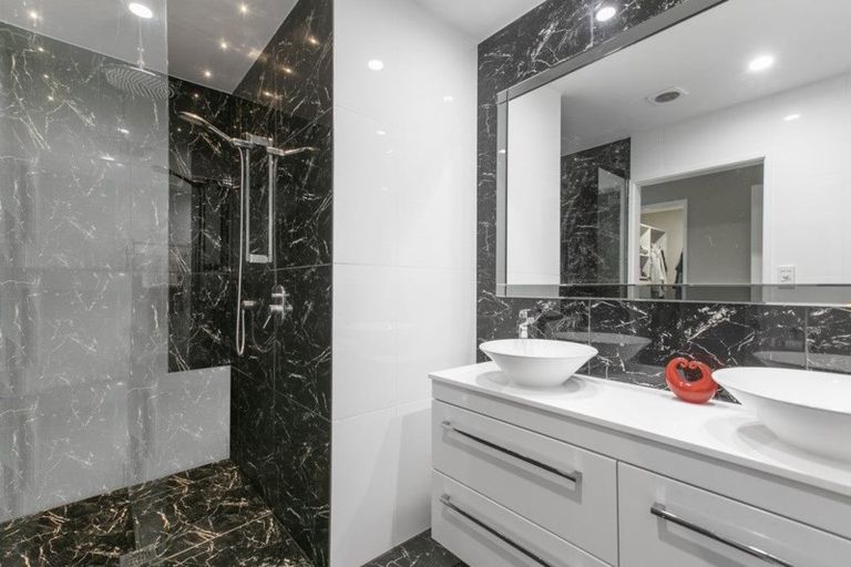 Photo of property in 62 Lagoon Way, West Harbour, Auckland, 0618