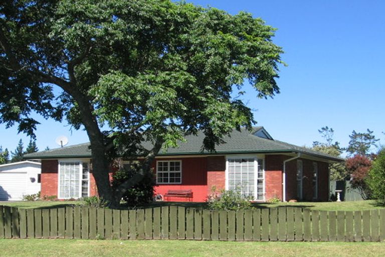 Photo of property in 3 St Catherine Crescent, West Harbour, Auckland, 0618