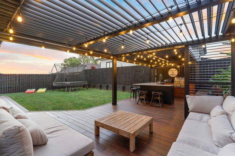 Photo of property in 5 Blatina Drive, Kumeu, 0810