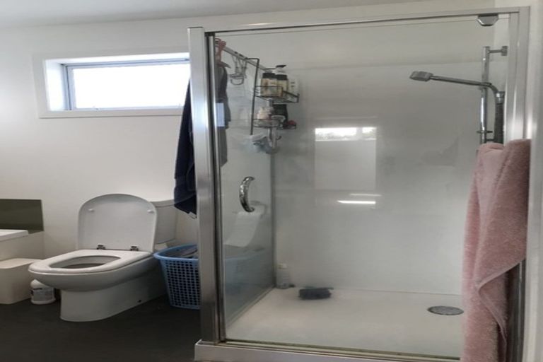 Photo of property in 11b Pinkerton Grove, Newlands, Wellington, 6037