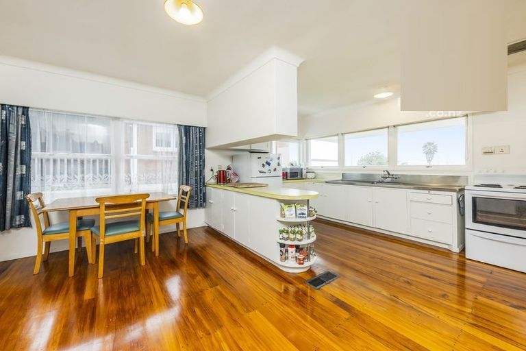 Photo of property in 520 Glenfield Road, Glenfield, Auckland, 0629