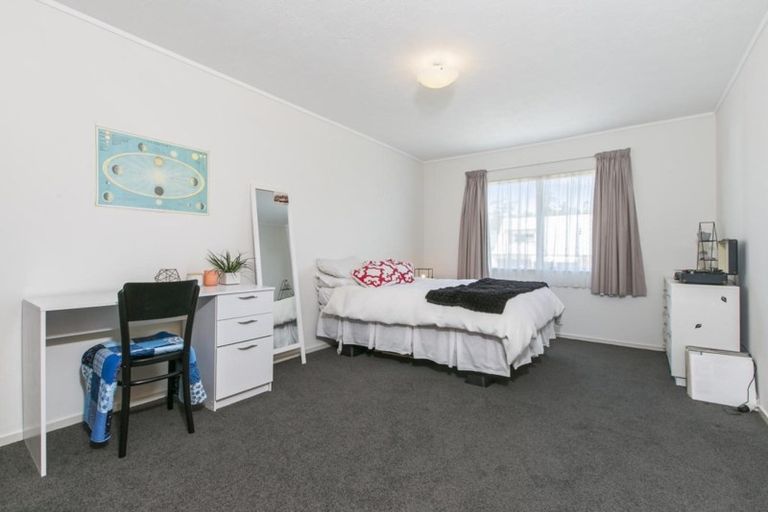 Photo of property in 1/104 Manhattan Heights, Glendene, Auckland, 0602