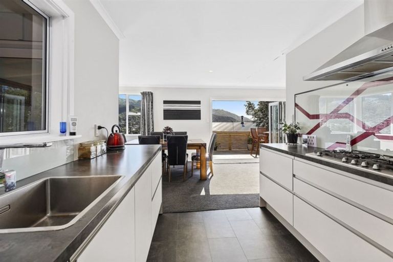 Photo of property in 6 Mayfair Place, Tawa, Wellington, 5028