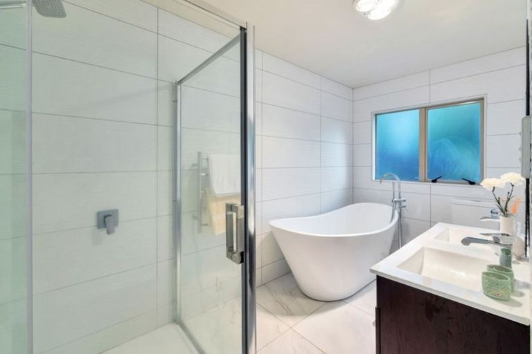 Photo of property in 32 Canary Place, Unsworth Heights, Auckland, 0632