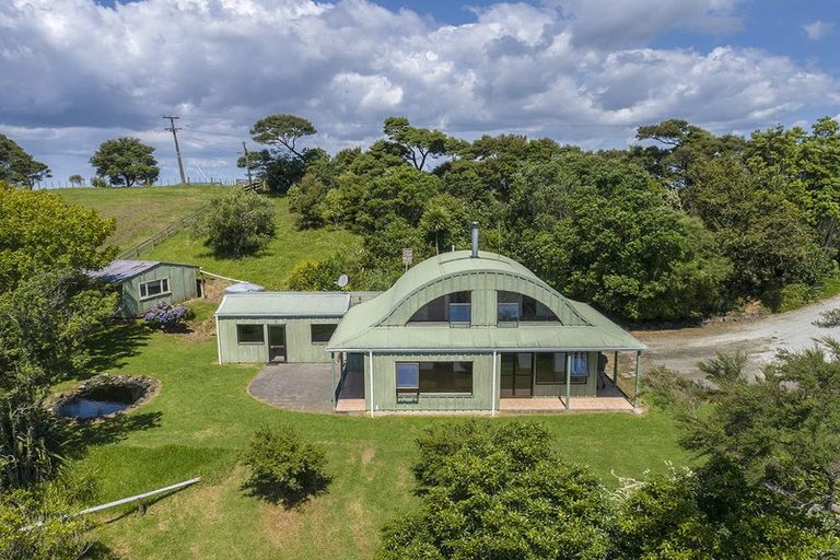 Photo of property in 379 Kiwitahi Road, Helensville, 0875