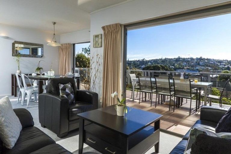 Photo of property in 18 Beechwood Road, Rothesay Bay, Auckland, 0630