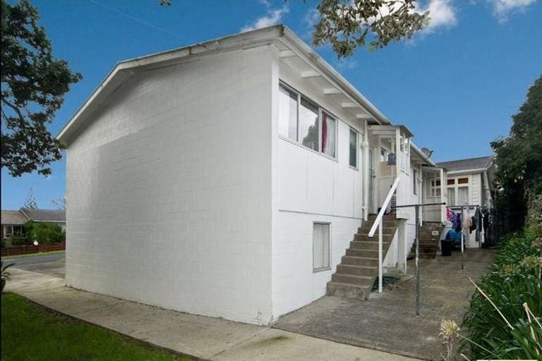 Photo of property in 1 Hinekohu Street, New Lynn, Auckland, 0600