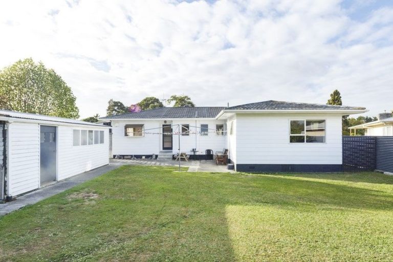 Photo of property in 27 Pinedale Parade, Milson, Palmerston North, 4414