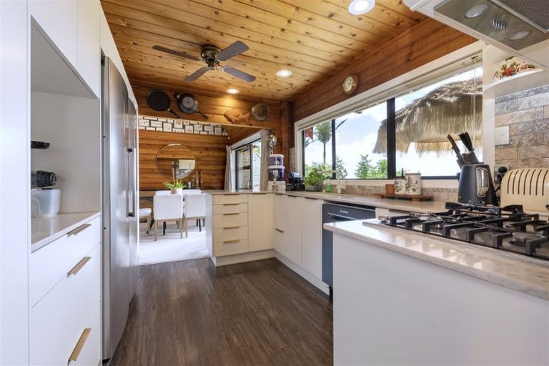 Photo of property in 20 Bernleigh Terrace, West Harbour, Auckland, 0618