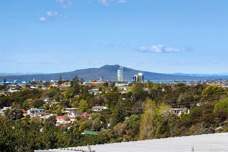 Photo of property in 321 Glenfield Road, Glenfield, Auckland, 0629