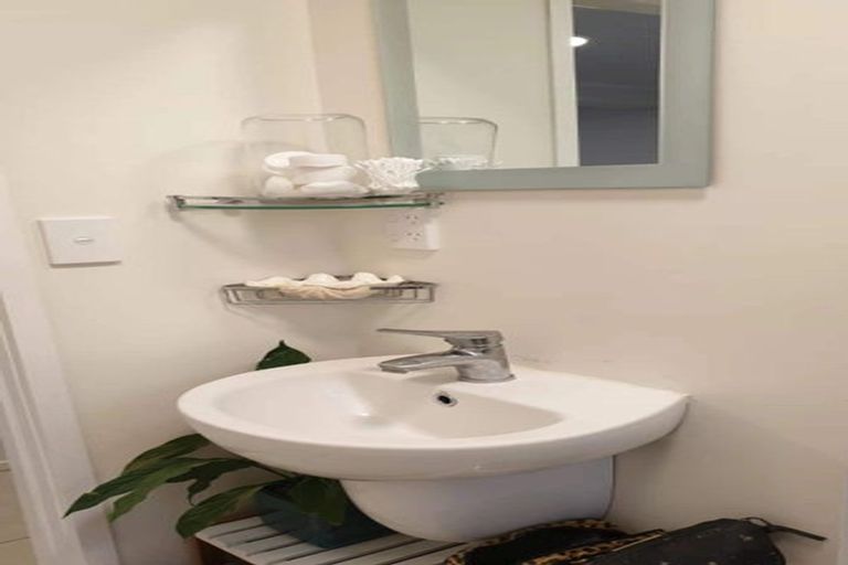 Photo of property in 3/2 Scarboro Terrace, Murrays Bay, Auckland, 0630