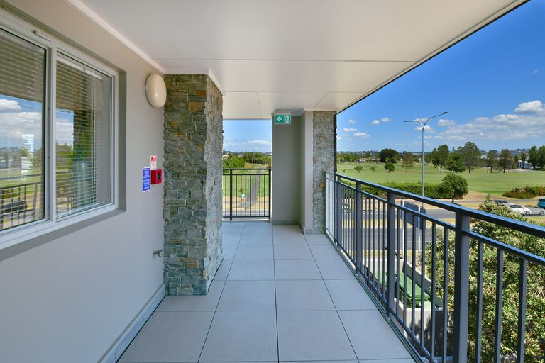 Photo of property in 304/252 Centreway Road, Orewa, 0931