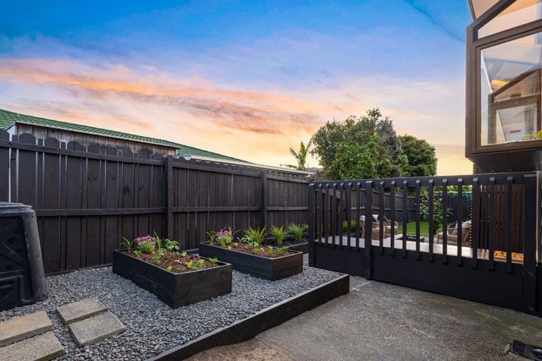 Photo of property in 2/4 Myna Place, Weymouth, Auckland, 2103