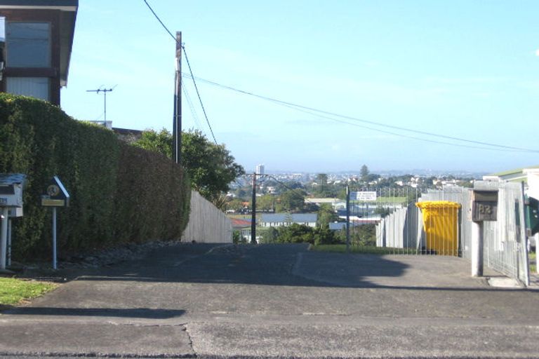 Photo of property in 83 Pupuke Road, Northcote, Auckland, 0627