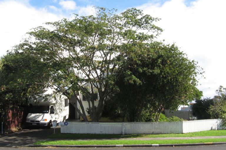 Photo of property in 2/1 Tomintoul Place, Highland Park, Auckland, 2010