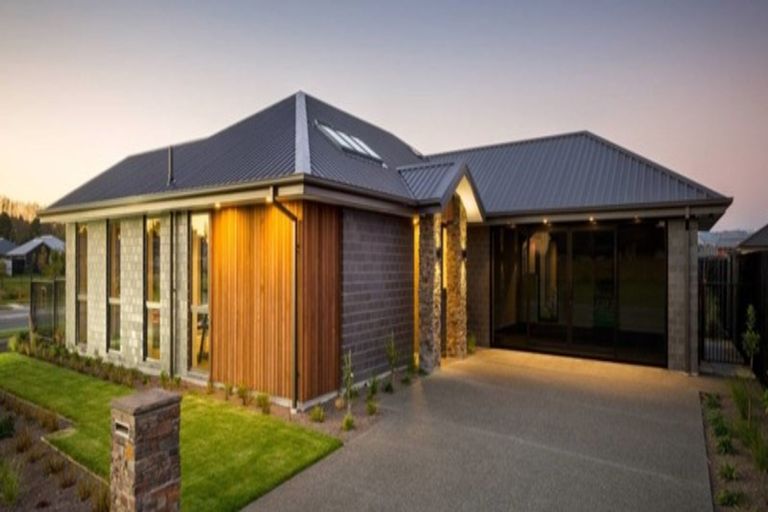 Photo of property in 15 Vogwill Road, Kumeu, 0810