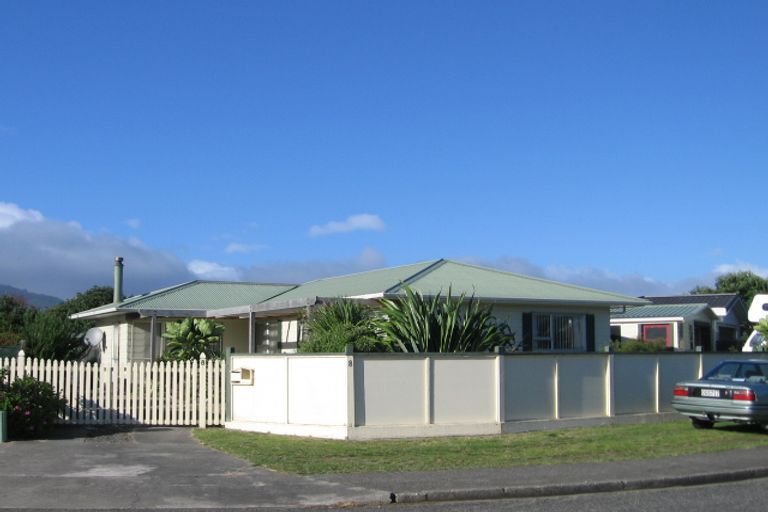 Photo of property in 8 Goldie Place, Waikanae Beach, Waikanae, 5036