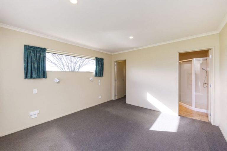 Photo of property in 16 Daniel Place, Kelvin Grove, Palmerston North, 4414