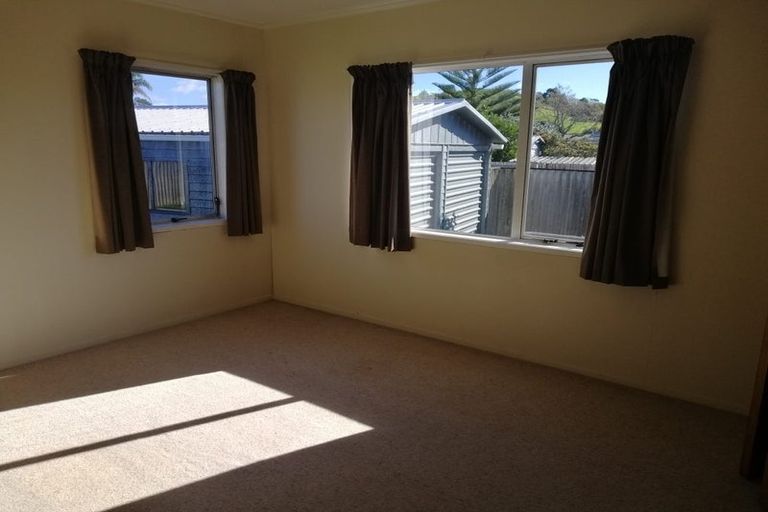 Photo of property in 14 Darren Crescent, Half Moon Bay, Auckland, 2012